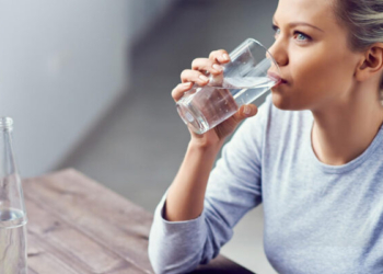 Niseni ditën duke pirë ujë, është tejet e rëndësishme