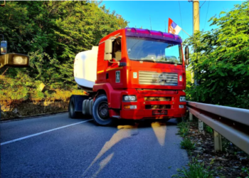 Rrugët në veri mbesin të bllokuara