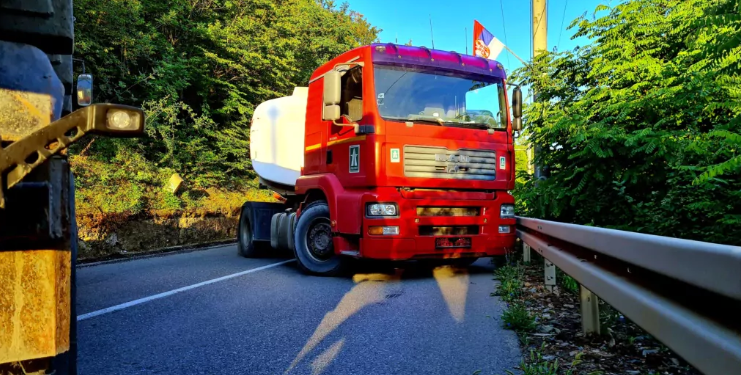 Rrugët në veri mbesin të bllokuara