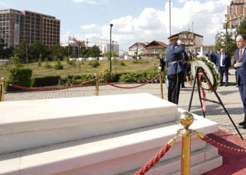 ​Presidenti i Shqipërisë bën homazhe te varri i ish presidentit Rugova