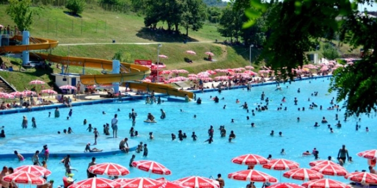 Zhduket tetëvjeçari në pishinën e Gërmisë