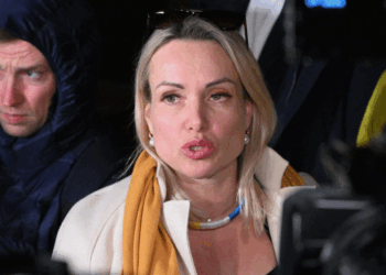 Gazetarja që protestoi kundër luftës në Ukrainë mund të përballet me 10 vjet burgim