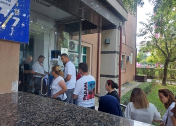 Në ditën e dytë të grevës qytetarët presin në radhë për të marrë dokumente nga aparati digjital