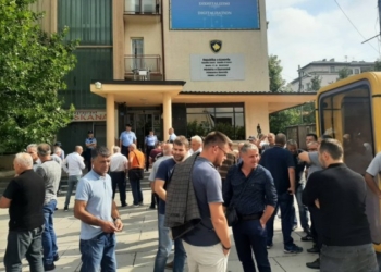 Protestë para Ministrisë së Ekonomisë, punonjësit e “Kosova Thëngjill” kërkojnë kthimin në punë