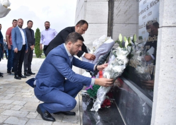 Memli Krasniqi bënë homazhe tek varri i Komandant Kumanovës