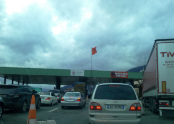 90 mijë pushues kanë hyrë në Shqipëri brenda një dite