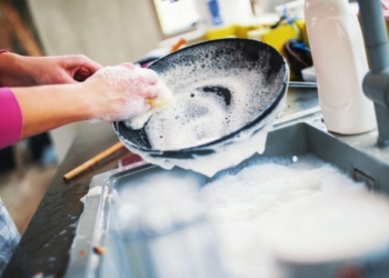 Enët e kuzhinës nuk duhen larë me dorë