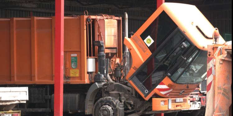 Mungesa e kamionëve ç’rregullon orarin, qytetarët afro 20 milionë euro borxh