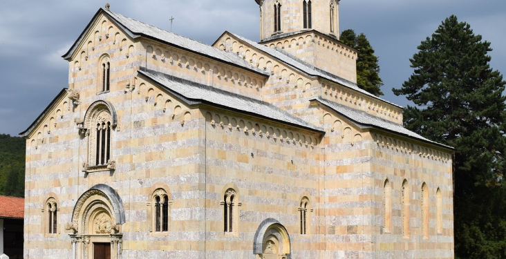 Borell i kërkon Kosovës pa vonesa Asociacionin dhe implementimin e vendimit për Manastirin e Deçanit