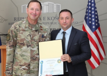 Ceremoni lamtumirëse për atasheun e Mbrojtjes së SHBA-së, Stephen Rose