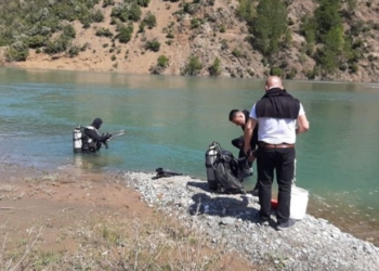 Po peshkonte dhe u fut në lumë për tu larë, zhduket 14-vjeçari në Fier