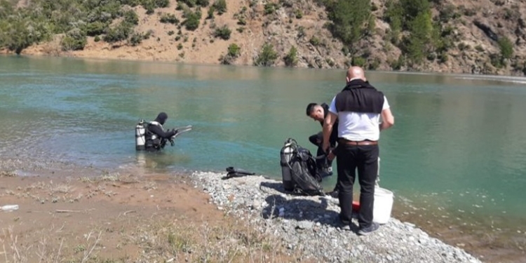 Po peshkonte dhe u fut në lumë për tu larë, zhduket 14-vjeçari në Fier