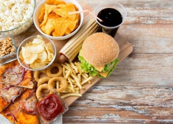 Çfarë u bëjnë ushqimet e gatshme funksioneve të trurit?