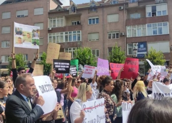“Mbrojtje për vajzat dhe gratë”, protestuesit gjuajnë me ngjyrë Qeverinë