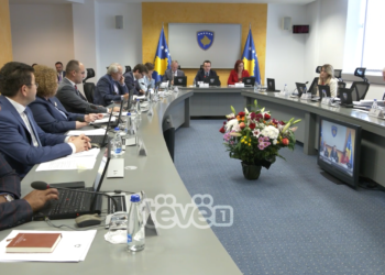 Opozita akuzon Qeverinë Kurti për ndarjen e buxhetit për komuna, pushtetarët kundërpërgjigjen