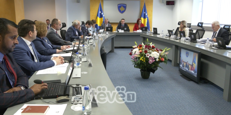 Opozita akuzon Qeverinë Kurti për ndarjen e buxhetit për komuna, pushtetarët kundërpërgjigjen