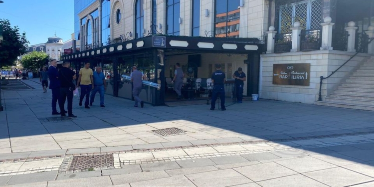 Komuna e Prishtinës largon tarracën e vendosur pa leje