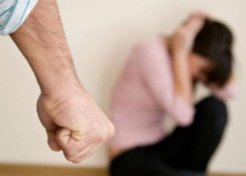 E sulmoi bashkëshorten në ditëlindjen e vajzës, Prokuroria kërkon paraburgim