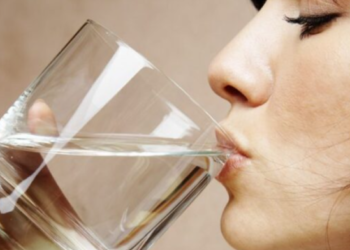 Çfarë rrezikojmë nëse pimë ujë të ftohtë menjëherë pas ngrënies