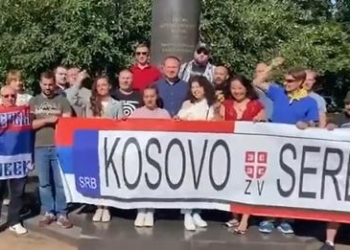 Me pankartën e targave ilegale, në Rusi brohorasin “Kosova është zemra e Serbisë”