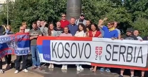 Me pankartën e targave ilegale, në Rusi brohorasin “Kosova është zemra e Serbisë”