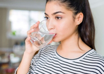 Mjekët shpjegojnë pse nuk duhet të pini kurrë ujë kur jeni në këmbë