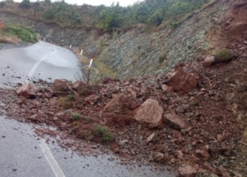 Rrëshqitja e dheut nga reshjet bllokon rrugët, nxënësit mbesin pa shkuar në shkollë