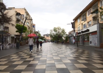 Një fëmijë rrëzohet nga dritarja e katit të dytë të shtëpisë në Lipjan, pëson lëndime të rënda