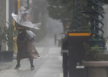 Tajfuni i fuqishëm godet Japoninë jugore, mijëra të evakuuar