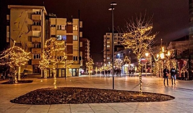 Qeveria ndalon ndriçimin dekorativ në hapësirat publike, si masë për kursimin e energjisë elektrike