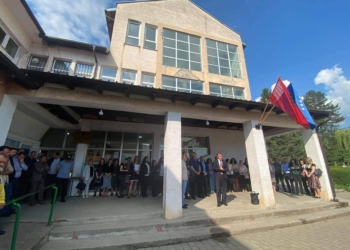 Shkolla “Lidhja e Prizrenit” në Deçan fillon mësimin, arsimtarët me protestë kërkojnë plotësimin e kërkesave