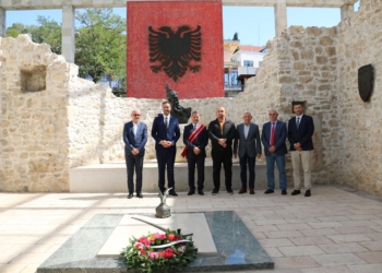 Konjufca bëri nderime te Memoriali i Skënderbeut në Lezhë