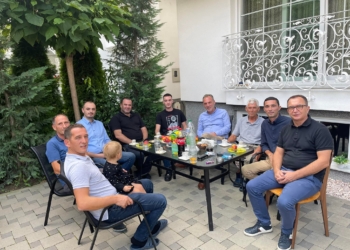 Limaj viziton familjen e Kadri Veselit