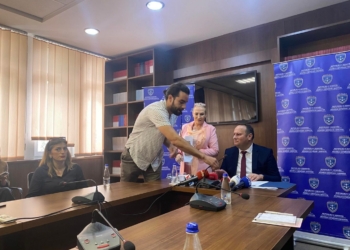 Ndërpritet konferenca e KGJK-së nga disa aktivistë ku po flitej për rastin e dhunimit të 11-vjeçares