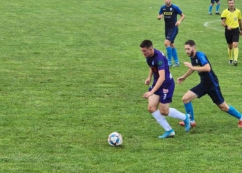 Ndodhi në Kosovë/ Njëri sy i mbyllur, dy ekipet e Ligës së Parë luajnë ndeshjen me fanella të ngjashme