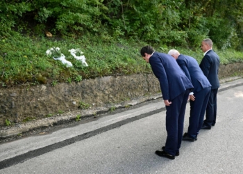 Kurti e Sveçla vendosin lule në vendin ku u vra Enver Zymberi