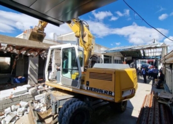 Inspekcioni në Prishtinë rrënon një objekt pa leje brenda tregut me shumicë