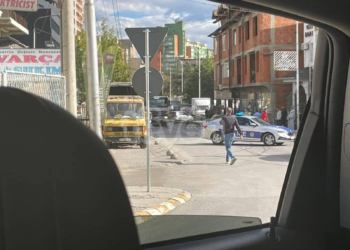 Shtylla elektrike bie mbi një veturë në Prishtinë, lëndohen tre persona