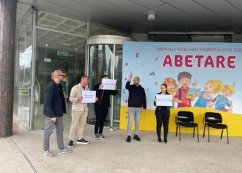 Të rinjtë e AAK-së me aksion para Ministrisë së Arsimit