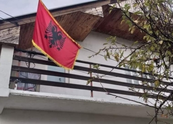 Vushtrriasit i hiqet flamuri kombëtar i vendosur në shtëpi, arrestohet një i dyshuar