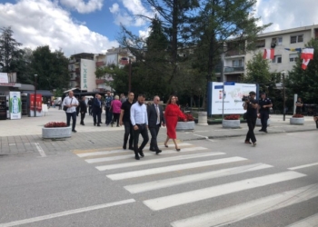 Kamberi: Besojmë që çështja e shqiptarëve të Luginës të jetë pjesë finale e bisedimeve