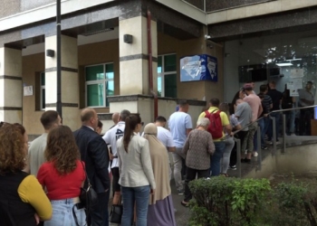 Qytetarët presin me orë për t’u pajisur me dokumente, sindikalistët: Greva vazhdon