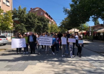 Kërkojnë ndërprerjen e grevës, protestojnë prindërit dhe nxënësit në Pejë