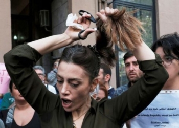 Gratë presin flokët në shenjë proteste për vdekjen e 22-vjeçares në Iran