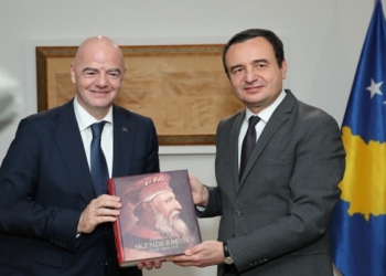 Kryeministri Kurti pret në takim Infantinon, kjo është dhurata speciale që kishte për të parin e FIFA-së