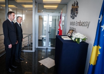 Abdixhiku nënshkruan në librin e zisë në kujtim të mbretëreshës Elizabeth ll