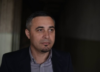 Pushteti – dorëlirë me deputetët, dorështrënguar me mësimdhënësit