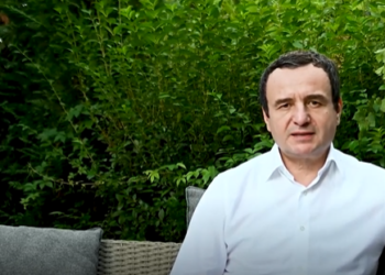 Kurti fton serbët e Kosovës që t’i konvertojnë tabelat e lëshuara nga Serbia me ato të Republikës së Kosovës