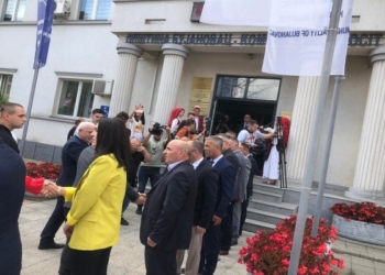 ​Bislimi e Nagavci priten me veshje kombëtare e buqeta lulesh në Bujanoc