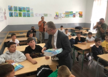 ​Bislimi e Nagavci shpërndajnë libra në Preshevë e Bujanoc